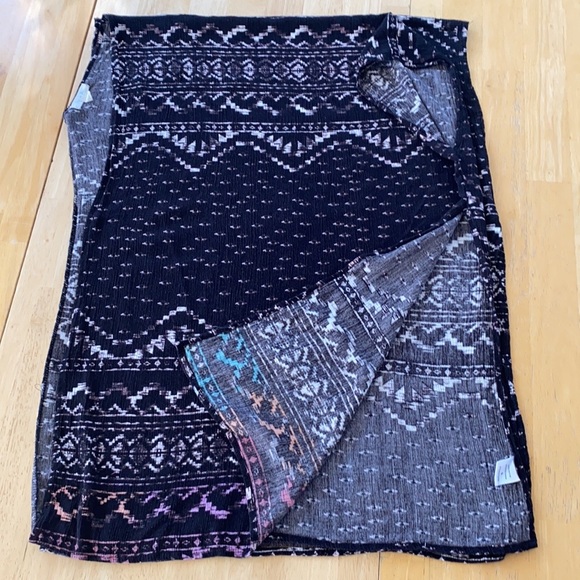 FREE TO FLY. Size Small Open Black Rayon Poncho w/Front blue/pink/purple design. - Picture 5 of 10